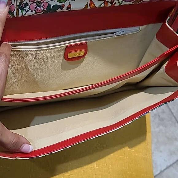 GUCCI*Beautiful* Floral/Red*Very Rare *Vintage Clutch - Picture 6 of 9